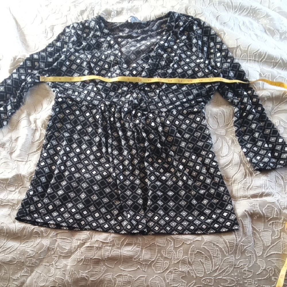 Daisy Fuentes Black and White Geometric Top